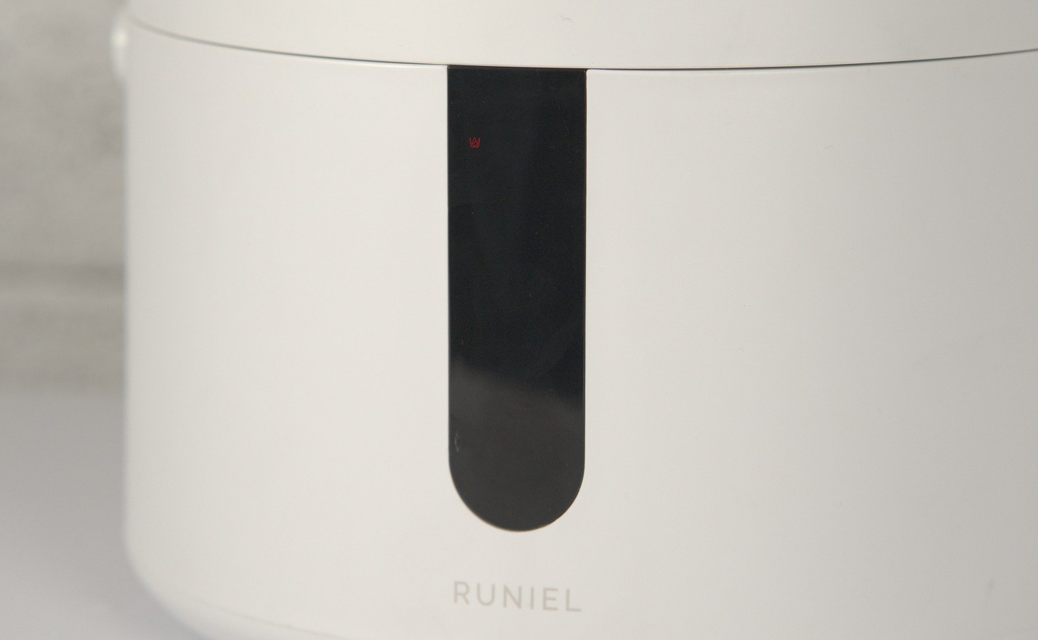 루니엘 블룸 정면 표시창과 RUNIEL 로고 디테일 컷